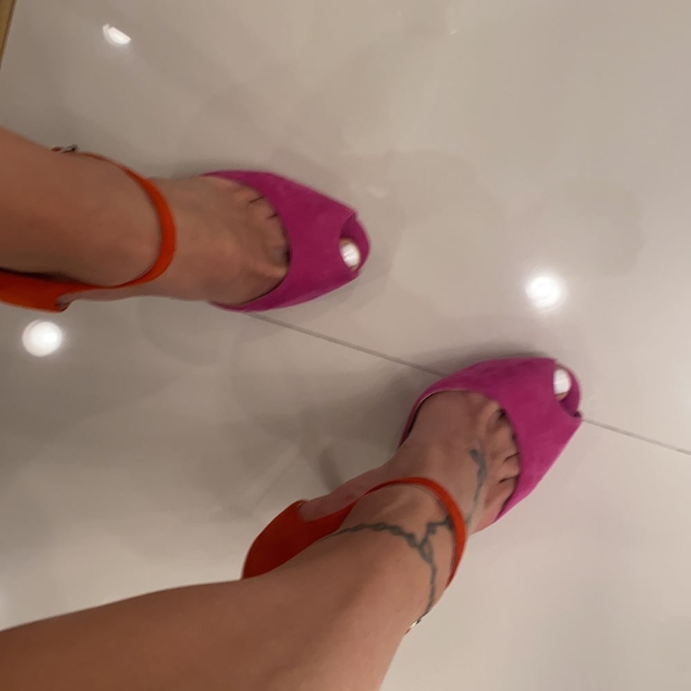 Beautiful suede hot pink and orange  BCBG heels size 7.5 😘❤️